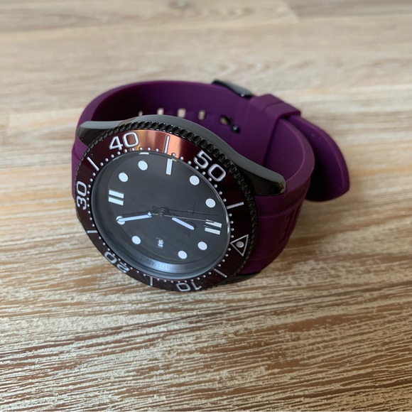 Steve Madden Purple Silicone Strap Embossed Logo Watch - Picture 6 of 11